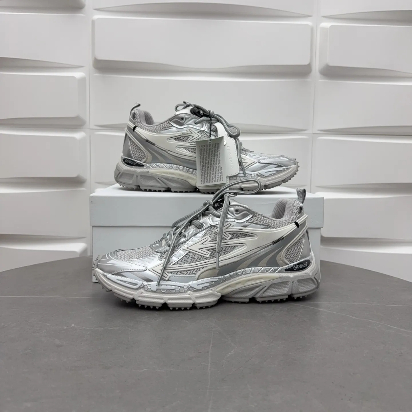 【off- white】P: 720💰Couple style👫, Size: 35-44 (Male 38.45.46 custom-made) High-quality version👊"Out of office" series original mold opening, original lasting, production process 1:1 original version ➰OFF GREY) OFF-WHITE Be Right Back Couple style👫Round toe lace-up arrow pattern low-top lifestyle casual shoes green. A running shoe called the "Be Right Back" sneaker. The design of this sneaker is inspired by Japanese sports aesthetics and craftsmanship, with running performance and principles at its core.